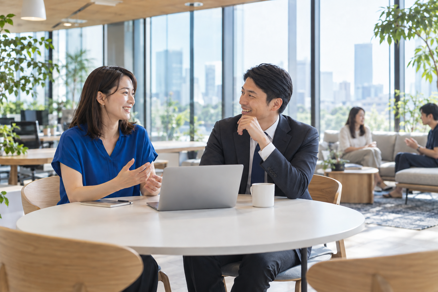 女性とスーツ姿の男性が仕事について話す様子