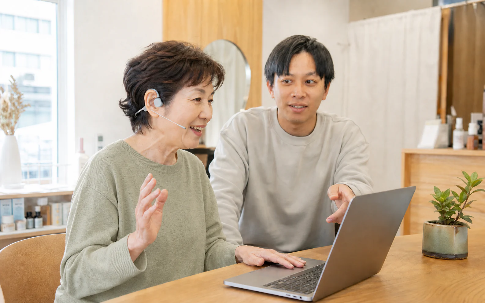会話しながらWebサイトの内容を相談するイメージ